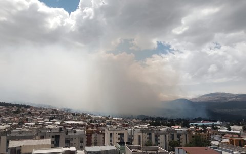 Una gran columna de humo del incendio forestal en Catzuquí de Moncayo fue visible desde diferentes sectores del norte de Quito este domingo.