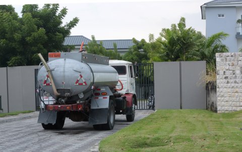 Tanqueros ingresan a diario a ciudadelas de Isla Mocolí