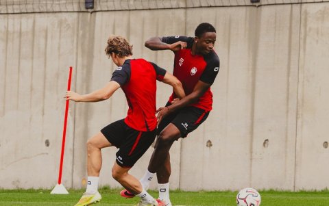 Snayder Porozo (d) solo se ausentó tres partidos antes de su debut con Royal Antwerp.