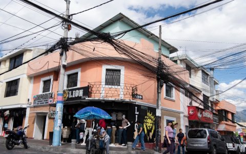 Caos. Cables cruzados y colgados sobre calles céntricas de Tumbaco.