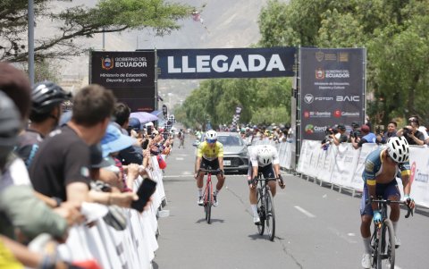 Álvarez (i) ingresó en la quinta posición de la última etapa para consagrarse como campeón de la Vuelta al Ecuador 2026.