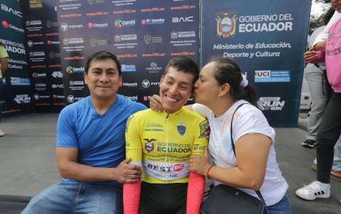 El campeón junto a sus padres Hugo Álvarez (i) y Verónica Acosta (d).