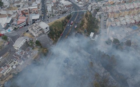 Siete barrios de La Vicentina resultaron afectados por el humo del incendio que mantiene parcialmente cerrada la avenida Velasco Ibarra.