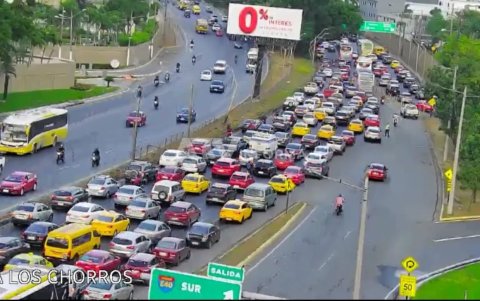 El accidente ocurrió durante la madrugada en el tramo que conecta La Puntilla con Guayaquil.