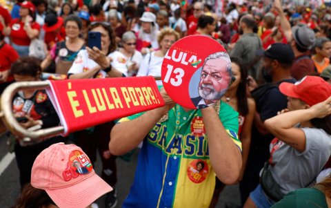 Seguidores del presidente de Brasil, Luiz Inácio Lula da Silva, se manifiestan en la playa de Copacabana.