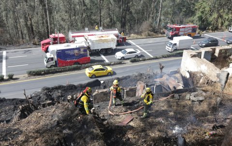 Bomberos realizaron labores de enfriamiento en La Vicentina, donde el incendio destruyó una vivienda abandonada y afectó la vegetación.