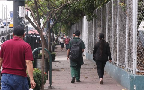 Estudiantes caminando cerca a un colegio en el norte de Guayaquil.