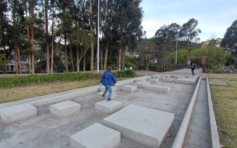 La pileta del parque Los Eucaliptos permanece sin agua y los niños la utilizan para ralizar una ruta de obtáculos.