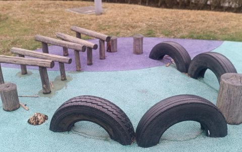 La mayoría de juegos que son de madera están en avanzado deterioro con piezas rotas.