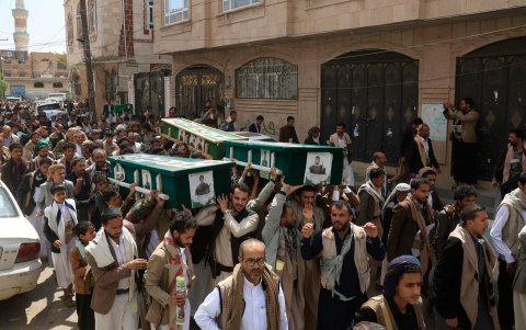 Un grupo de personas transporta los ataúdes de combatientes hutíes fallecidos en combates durante una procesión fúnebre en Saná, Yemen, el 15 de septiembre de 2026.