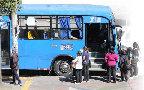 La AMT intensificó los controles al transporte público en Quito para detectar infracciones y verificar el cumplimiento de las normas de seguridad.