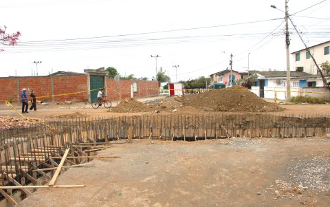 El abandono de la obra causa problemas a los pobladores de Ballenita