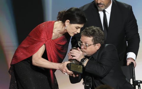 Julianna Margulies (izq.) entrega a Michael J. Fox (der.) el Premio Humanitario Bob Hope durante la ceremonia de la edición 78 de los Emmy