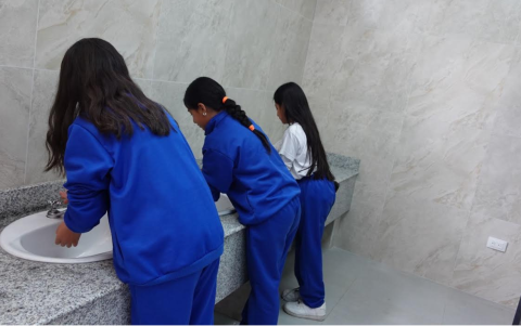 Hasta el año lectivo 2025- 2026, en la Escuela Espejo, a veces los baños estaban cerrados. Ahora se renovaron.