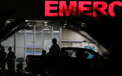 Ortiz fue trasladado de urgencia al Hospital Monte Sinaí y posteriormente a una clínica privada, donde fue sometido a una cirugía para extraer el proyectil.