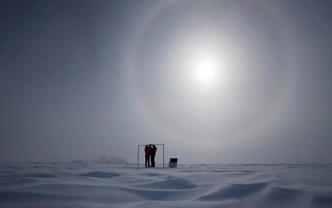Dos científicos midiendo la radiación solar y su albedo en el campamento Glaciar Union, a 1.000 kilómetros del Polo Sur.