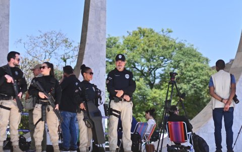 Integrantes de la Policía Judicial y reporteros esperan frente al Supremo Tribunal Federal de Brasil.