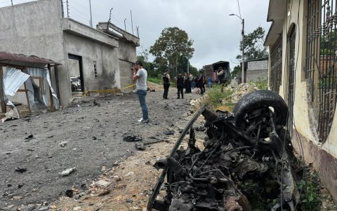 Un hombre adulto mayor falleció en uno de los atentados con explosivos.