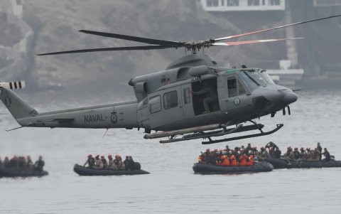 Fuerzas navales de varios países realizan un ejercicio de asistencia humanitaria en la playa Miramar, al norte de Lima (Perú).