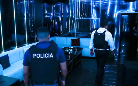 Agentes policiales inspeccionan la vivienda allanada en Urdesa.