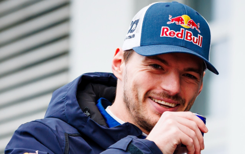 Max Verstappen celebra su victoria en el desafío ‘Max vs. 100’, tras remontar desde el puesto 101 hasta conquistar el triunfo en Silverstone.