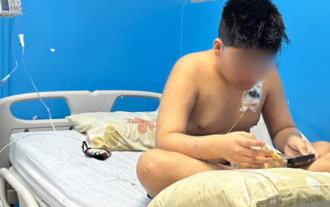 Paciente en tratamiento recibe medicación esencial contra la leucemia linfoblástica aguda.