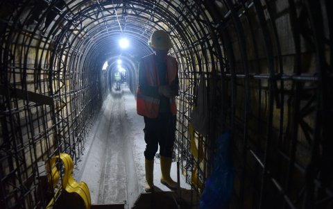 Trabajadores construyen el Emisario Collaquí, un túnel ubicado a 17 metros de profundidad que conducirá aguas residuales de Tumbaco hacia tratamiento.