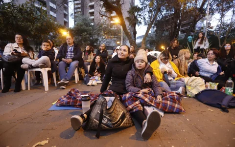 Niños, adultos y parejas disfrutaron del cine comunitario gratuito en La Mariscal.
