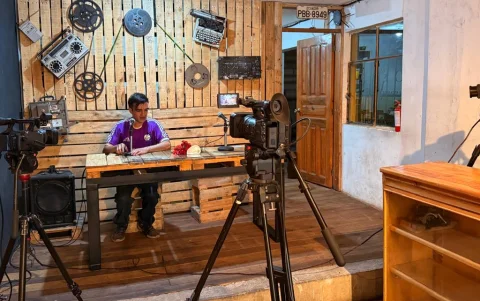 En el garaje de su casa, Cristian Benavides, adaptó un estudio para que jóvenes apredan del tema audiovisual.