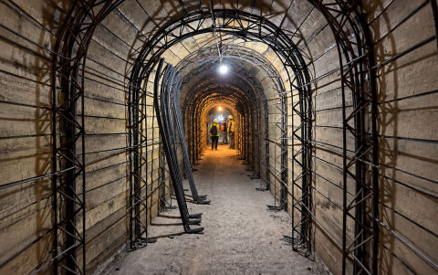 Entre estructuras metálicas y hormigón, trabajadores construyen el túnel que recogerá aguas residuales de sectores de Collaquí y La Esperanza.