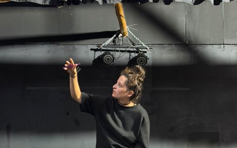 En esta adaptación teatral, cinco actores consolidarán el universo del libro sobre las tablas.