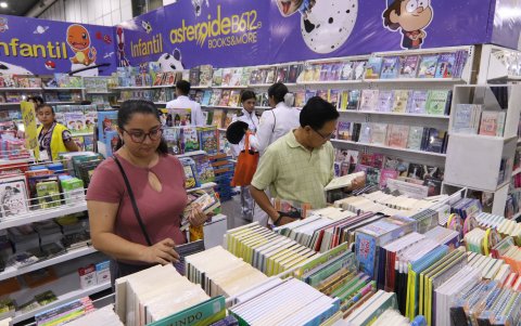 Estanterías de diferentes negocios exhiben los libros más leídos del momento.