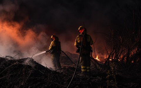 Bomberos de Quito mantienen labores de enfriamiento en La Vicentina, mientras un carril de la avenida Velasco Ibarra permanece cerrado.