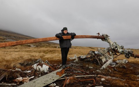 Restos de equipos militares y trincheras de la guerra de 1982 permanecen visibles en los paisajes de las islas.