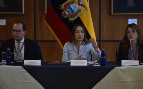 Mishel Mancheno (c.), presidenta de la Asamblea Nacional.