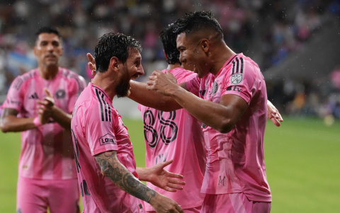 Lionel Messi y Casemiro (der) celebran los goles en el triunfo 2-0 sobre Cruz Azul que dio a Inter Miami el título de la Campeones Cup.