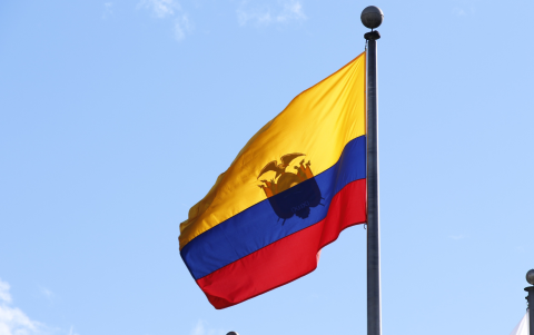 El amarillo, azul y rojo identifican a la Bandera Nacional de Ecuador, uno de los principales símbolos patrios.
