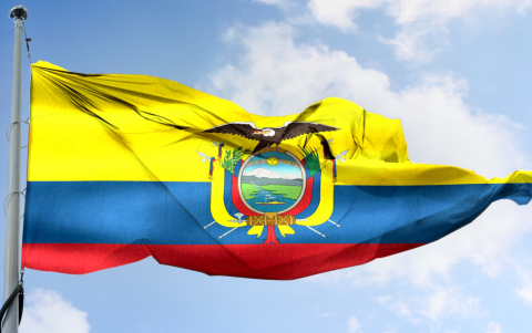 Estudiantes de Ecuador participan cada año en el tradicional Juramento a la Bandera durante los actos cívicos.