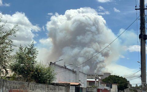 Una cortina de humo cubrió el Casitagua durante el incendio y fue visible desde varios sectores del norte de Quito este miércoles.