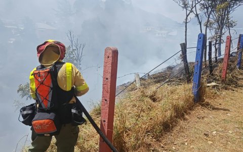 Bomberos controlaron una quema de desechos en Villaflora y realizaron labores de enfriamiento para evitar que el fuego volviera a activarse.