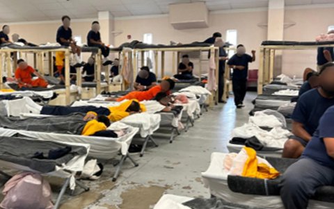 Inspectores del DHS registraron un exceso de capacidad del 25 % en el centro de detención de Krome en Florida.