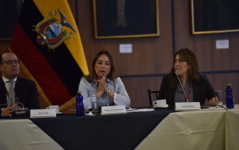 La presidenta de la Asamblea Nacional Mishel Mancheno durante el conversatorio con medios este 17 de septiembre de 2026.