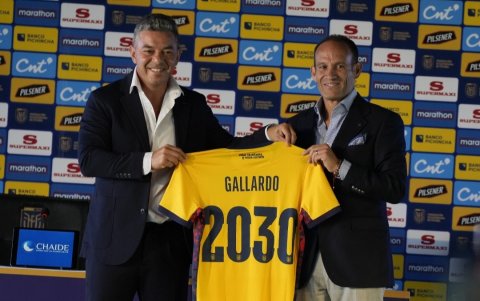 Marcelo Gallardo (i) recibió la camiseta de la selección de Ecuador, como su nuevo director técnico.