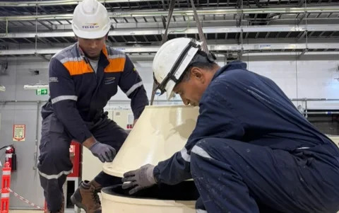 La Central Hidroeléctrica Sarapullo forma parte del Complejo Toachi Pilatón y cuenta con tres unidades de generación de 49 MW cada una.
