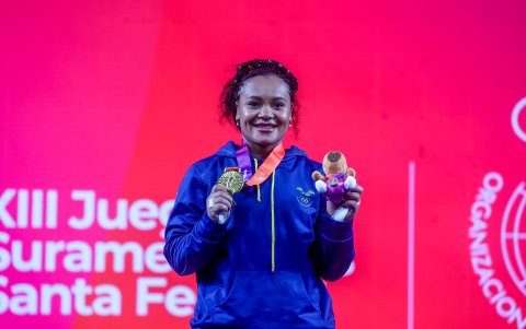 Neisi Dajomes con el oro de la categoría de 86 kilogramos.