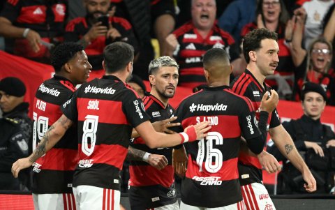 Giorgian de Arrascaeta (C) anotó el gol del empate para Flamengo ante Independiente del valle, en la vuelta de los cuartos de final de Libertadores.