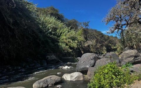 Las aguas del río San Pedro, que atraviesa los valles de Los Chillos y Tumbaco, ya no son aptas para los bañistas.
