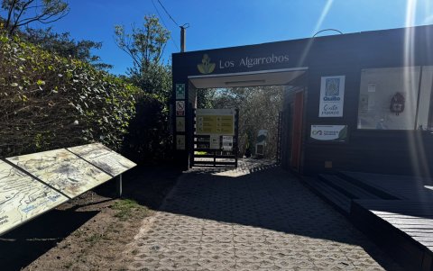 El parque Los Algarrobos es parte de la zona ecológica El Chaquiñán y se ubica en el límite entre las parroquias de Cumbayá y Tumbaco.