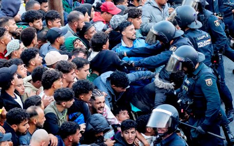 Traslado de migrantes asentados en la playa de Benítez, el viernes 18 de septiembre de 2026.
