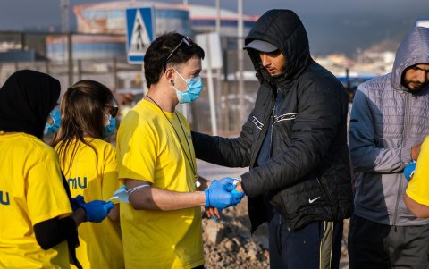 Migrantes que residían en la playa de Benítez llegando a un nuevo centro de acogida temporal en Ceuta